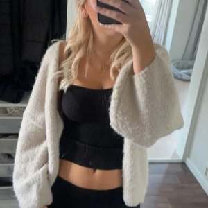 Kofta Lindex  - Super fin beige stickad kofta från Lindex💗Bilderna är lånad från tidigare säljaren