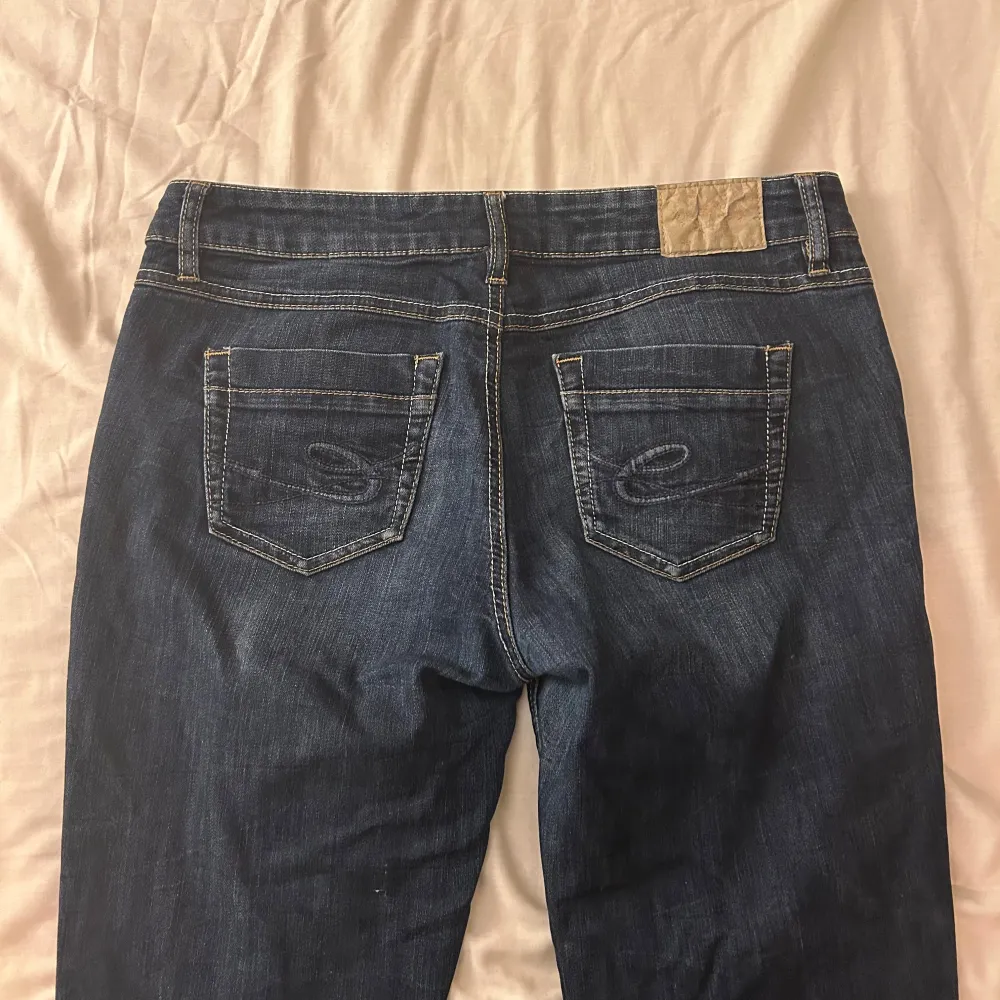 Snygga mörkblå jeans från esprit! Dom är ganska raka i benen. Har inga defekter förutom lappen på baksidan över fickorna som är lite sliten. Uppskattad storlek! Midjemått: 40cm rakt över. Innerbensmått: 78cm. Jeansen är köpta på Sellpy för 300kr💕. Farkut & Housut.