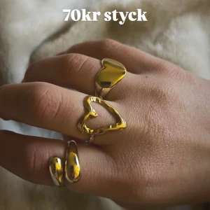 Ringar - Säljer justerbara smycken i rostfritt stål , alla är helt nya. Stora ringar 99kr st. Små ringar 89kr st. Halsband 99kr st. Armband 89kr st. Örhängen 99kr. Vid köp av fler saker får du rabatt ❤️ skriv till mig innan du köper för att vara säker på att smycket inte är sålt!😀Priserna på bilden stämmer därmed inte längre 