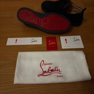 Mörkblå skor från Christian Louboutin - Säljer nu mina mörkblå loubs. Skorna är lite smått slitna då jag dom är använda. Dojorna har en fin brodering baktil där det står Louboutin. Dom är storlek 43. Om de är några frågor är de bara att skriva. Priset är justerbart vid snabb affär💯💯