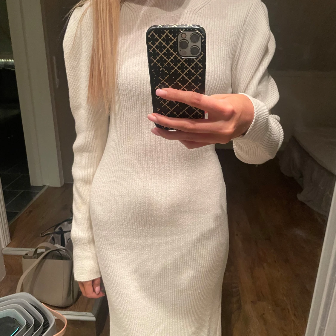 Vit ribbad stickad långklänning