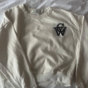 Carin Wester sweatshirt - Säljer en stilren  beige/cremevit sweatshirt från carin Wester med ett logotryck på bröstet. Använt fåtal gånger,köparen står för frakt 💕