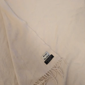 Vit halsduk från Acne Studios - Säljer den klassiska stora halsduken från Acne Studios i vit. 100% mjuk och så varm 🌸 köpt i Acne affären, i fint skick! 