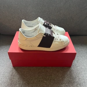 Valentino Open - Säljer ett par sköna opens i size 41.5. Box, dustbags & kuvert tillkommer. Väldigt fräscha utanpå, tappat lite färg på insidan. Hör av er vid funderingar!