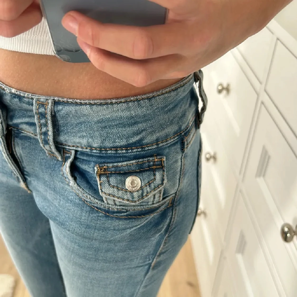 Blå jeans från Gina Tricot - 90