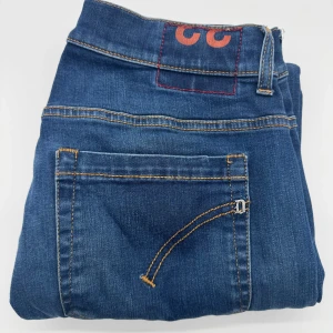 DONDUP GEROGE JEANS  - - Dondup George jeans - storlek 33, benlängd: 93cm, midjemått: 39cm - Nypris runt 4000 - Kontakta för fler frågor eller funderingar // Deluxecloset 
