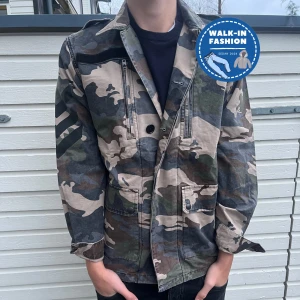 Zadig & Voltaire jacka(helt ny) - Tja! Nu säljs denna sprojlans nya Zadig & Voltaire cammo jacka. Skick: 10/10 helt ny med alla lappar kvar. Nypris ligger strax över 3500kr men aäljs nu för endast 1199kr. Hör av er vid minsta lilla fundering! 