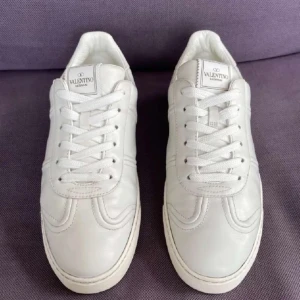 Vita  Valentino flycrews  - Snygga vita flycrews från Valentino skick 8.5/10 väldigt snygga och en nit/spik är av. pris kan alltid diskuteras.