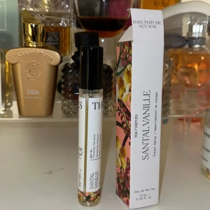 Santal Vanille Eau de Parfum från The 7 Virtues -  Doftbeskrivning: Påminner om en kashmirtröja inlindad i krämig kokosnöt, aromatisk vanilj och genomsyrad av varm myrra, och denna parfyms kvardröjande noter av rik sandelträ lämnar ett bestående intryck. Tillverkad med hållbart sandelträ från Sri Lanka. Endast testad ni ser på flaskan hur mkt som är kvar. 10 ml. Kostar som ny 409kr