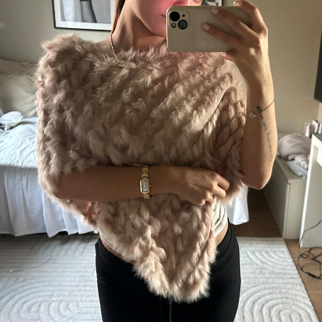 Beige rosa pälsponcho