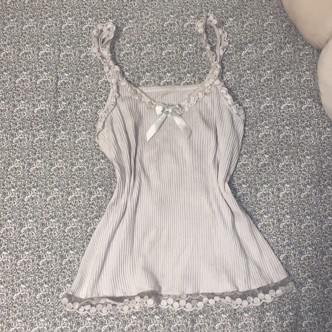 Vit ribbad linnetopp med spetsdetaljer