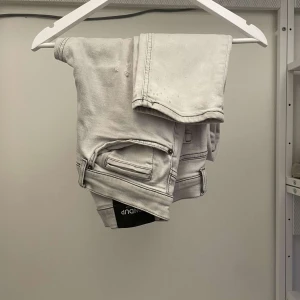 Dondup jeans - Tjena! Säljer nu detta par dondup jeans! Dom är använda men är i ett okej skick 8/10! Dom har en liten fläck längst ner men syns knappt! Snygga slitningar. Ny pris 3499. Om ni har några funderingar så är det bara att höra av er!😁