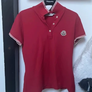 Moncler piké - Säljer denna riktigt feta moncler pikén, pikén är i toppen skick inga defekter så gott som ny! Xs och är stilren. Nypris ca 2999kr mitt pris endast 499kr! Kontakta mig via funderingar 