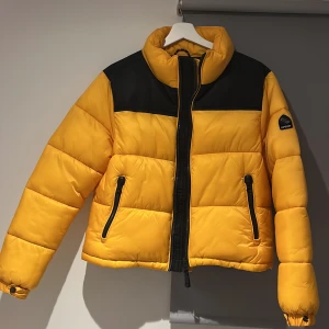 Pufferjacka, Superdry - I princip oanvänd jacka, strl 38.