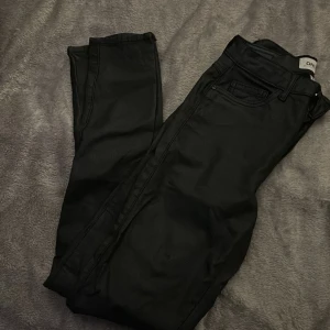 Svarta jeans från ONLY - Snygga svarta jeans från ONLY i storlek XS.