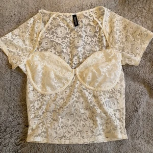 Spetstopp - Vit spetstopp perfekt till sommaren💞 extra tyg vid bysten så man kan ha utan bh! Passar även en xs.  Knappt använd. Skriv vid fler frågor!