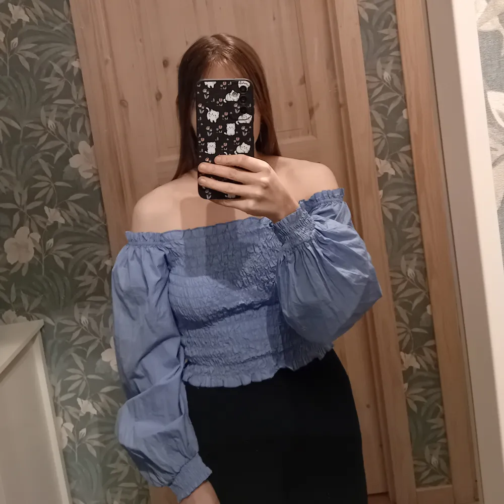 Säljer en blå offshoulder topp från Bik Bok med smockdetaljer och långa puffärmar💙. Perfekt för en stilren look. Säljer den då jag bara har använt den ett fåtal gånger. Yläosat.
