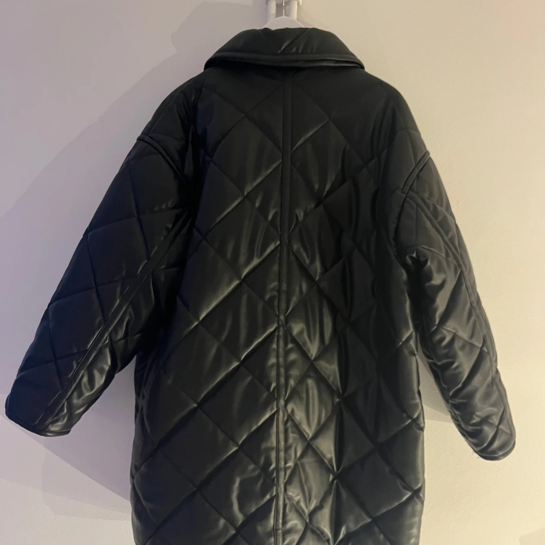 Svart quiltad kappa från Stand Studio - 90