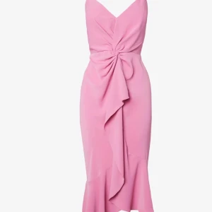 Rosa klänning från Lipsy London - Elegant rosa klänning från Lipsy London med en vacker drapering framtill och volangdetalj vid fållen. Klänningen har en smickrande v-ringning och är ärmlös, perfekt för speciella tillfällen.