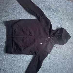 Svart hoodie från Polo Ralph Lauren - Oanvänd och sprillans ny i stl XS (passar även väl som S, köpt i NK. Org, pris:2199 men säljs för 1499. Bevis på äkthet finns! Pris kan diskuteras vid snabb affär.