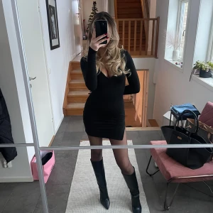 Svart klänning - Svart tight klänning. Sitter så fint och super snygg till nyår. 