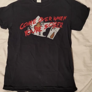 Lil peep merch  - Lil peep merch med motivet 'COME OVER WHEN YOU'RE SOBER'. Tshirten är i bra skick!