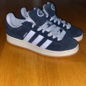 Svarta Adidas Campus sneakers - Kommer aldrig till användning. Bra skick. Nypris 1200. 