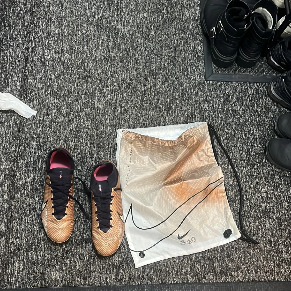 Nike fotbollsskor i guld och svart - 93