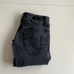 Ltb jeans storlek 27:32 - Säljer ett par ltb jeans som jag råkat få med när jag köpte massa andra jeans vet inte mycket om dom samt inte värdet inga defekter eller något som nya för mer frågor är det bara höra av sig 