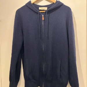 Mörkblå hoodie med dragkedja - Snygg och stilren mörkblå hoodie från Sayless. Tröjan har en dragkedja framtill och en praktisk huva. Perfekt för kyliga dagar. Hör av dig vid frågor osv!😁