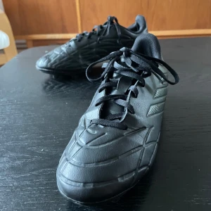 Svarta fotbollsskor Adidas Copa - Skorna är i bra skick men ganska gamla därför det låga priset. Storlek 40 och 2/3.