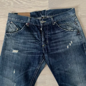 Dondup Jeans - Ett par riktigt feta Dondup jeans i fint skick. Storlek W32. Längd 106cm, midja 40cm. Hör av dig vid frågor eller funderingar!