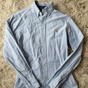 Ralph Lauren skjorta - Säljer en riktigt snygg ralph lauren skjorta i mycket fint skick. Nypris: 1595kr Mitt pris: 449kr. Pris går såklart att diskutera vid snabb affär💨💨