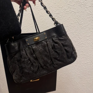 Marc Jacobs axelremsväska  - Snygg svart axelremsväska från Marc Jacobs med kedjedetaljer på handtaget. Passar till alla outfits🤗Bra skick! Äkta!
