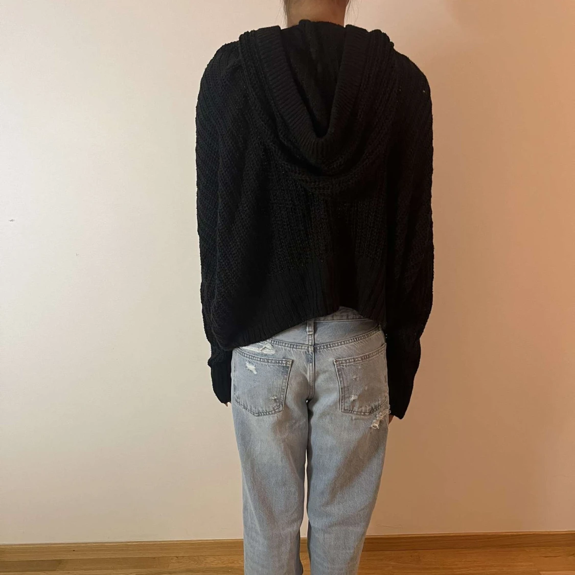 Svart stickad hoodie - 90