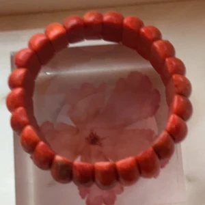 Äkta korall berber armband - Snyggt rött armband med stora, maturliga korallbitar från berberområden i Algeriet.Perfekt för att ge en färgklick till din outfit. Elastiskt band för enkel passform. Bra för känsliga hud och naturnära människor