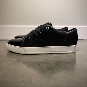 Lanvin skor - Hej! Säljer nu dessa stilrena och snygga skor från Lanvin!🎉Skick: Nästan nya!  .Retailpris: Ca 4500kr. Köp för endast:2799kr!😃 Vid frågor eller funderingar är det bara att höra av dig. Priset går att diskutera!💸