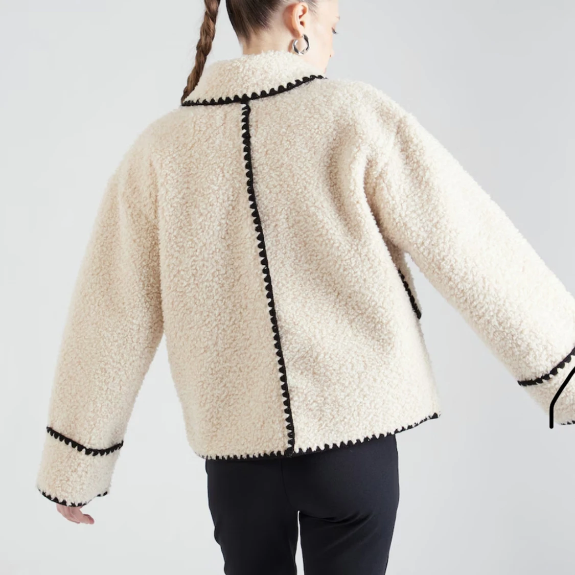 Beige teddyjacka med svarta detaljer - 91