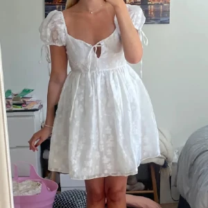 Vit klänning  - Super söt Vit klänning, använd 1 gång🥰