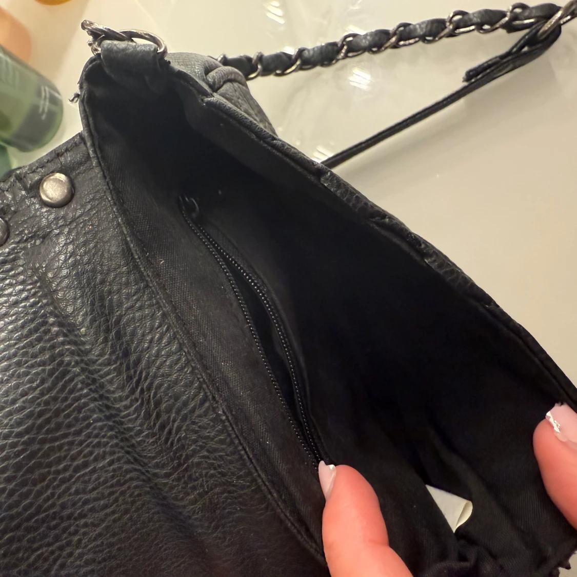 Svart quiltad axelväska med nitar - 91