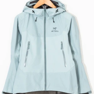 Beta SL -  Arc'teryx - BYT ELLER KÖP!!! Har en skitsnygg ljusblå jacka från Arc’teryx i storlek XS 🌺Modellen är Beta SL hybrid (nypris 5 499kr på hemsidan), och är helt oanvänd. 🌙Alltså inga tecken på användning alls 😋Vill helst byta till en skaljacka i S (av samma kvalité), eller sälja denna för dunderpriset 2 000kr (kan gå ner vid snabb affär). ✨ 