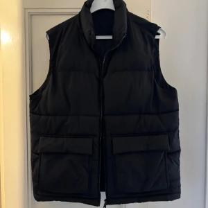 Väst - Svart väst från Lager157. Storlek S men passar M och mindre L. Nypris 400kr. Använd fåtal gånger lite tjockare så den passar perfekt på höst/vår men även sommarn.
