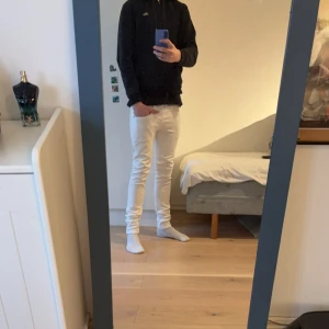 Vita jeans från Replay - Säljer ett par vita Replay Hyperflex Anbass jeans. De har en slim passform och är tillverkade i ett stretchigt material för extra komfort. Perfekta för en stilren look. Säljs pga att dem är för små