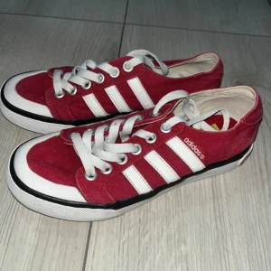 Vinröda sneakers från Adidas - Snygga röda sneakers från Adidas som inte är använda, säljer för dom inte passade❤️