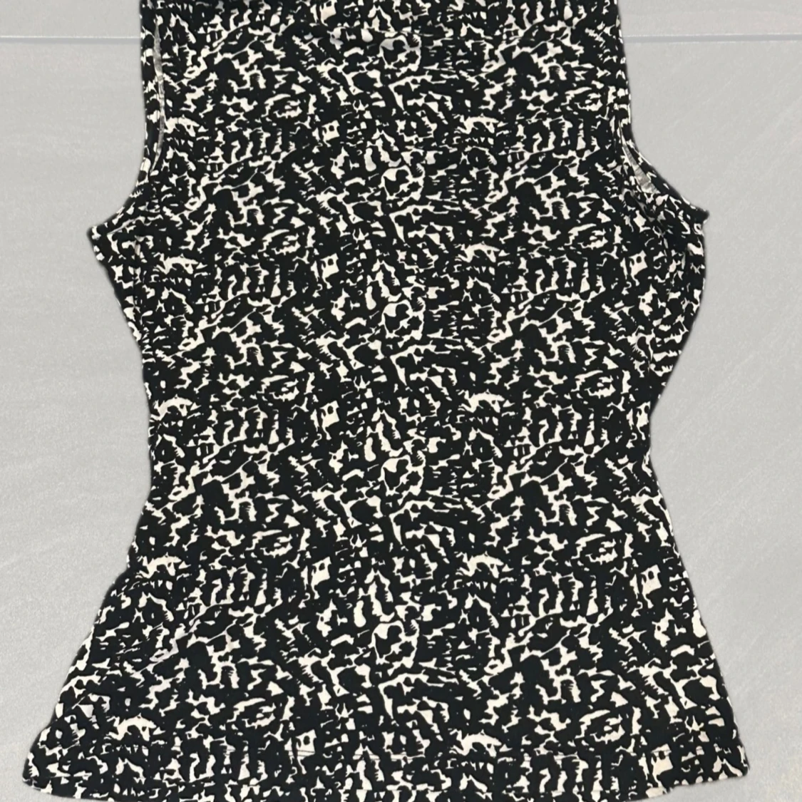 Svartvit mönstrad ärmlös topp - 90