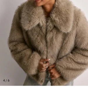 Beige pälsjacka - Säljer en supermjuk och fluffig beige pälsjacka som tyvärr är för stor för mig, prislapparna är kvar då den aldrig är använd (köpte två storlekar). Denna är i storlek M, älskar min egna som jag behöll så jag hade verkligen inte tvekat på att köpa denna🥹😍 Nypris: 1149kr