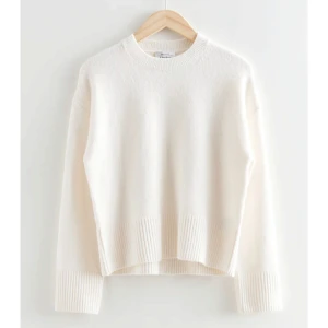 Vit stickad tröja - Super snygg stickad tröja ifrån other stories. Den har bara använts en gång, så den är i nyskick! ❤️