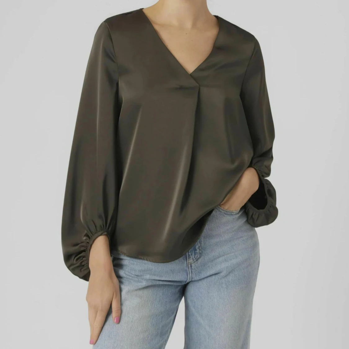 Olivgrön blus med v-ringning