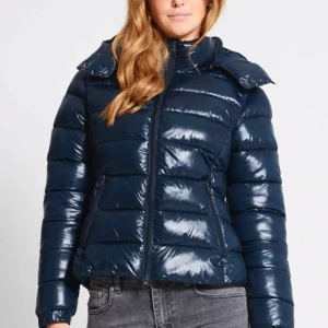 Lager 157 Mörkblå pufferjacka - Snygg mörkblå pufferjacka med glansig finish och dragkedja framtill. Slutsåld på Lager 157 hemsida. Använd 1 gång.