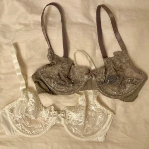 Tre spetsbehåar 75B - Säljer tre spetsbehåar i vitt, grått och rosa från bodyflirt i 75B. Knappt använda då de är i fel storlek och därför i fint skick! Väldigt sköna. Kan skickas eller mötas upp i Umeå. 